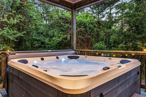 Hot Tub Retreat: Soak under the stars while surrounded by nature’s lush beauty!