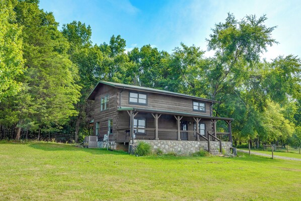 Lascassas Vacation Rental | 3BR | 2BA | 2,000 Sq Ft | Stairs Required