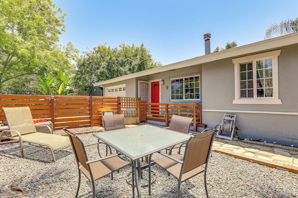 Vista Vacation Rental | 2BR | 1.5BA | Steps Required | 1,000 Sq Ft