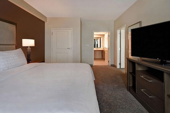 Unit with 1 King size bed. Exact unit will be assigned upon arrival. Views, colors and decor may vary.