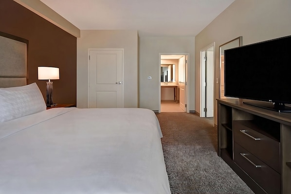 Unit with 1 King size bed. Exact unit will be assigned upon arrival. Views, colors and decor may vary.