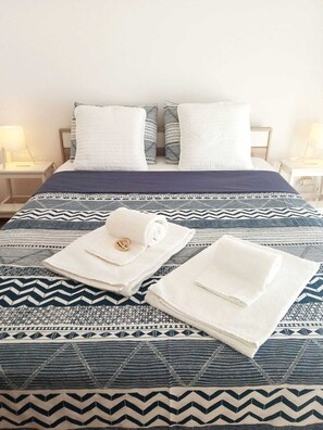QUARTO "LOVE" || Cama de casal com janela vertical de acesso à varanda.