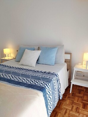 QUARTO "LOVE" || O quarto mais pequeno, com acesso à varanda.