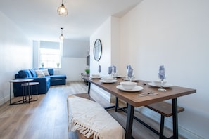 Open plan lounge/dinning area