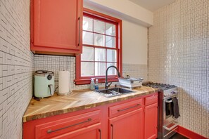 Kitchen | Refrigerator | Free WiFi | Single-Story Unit