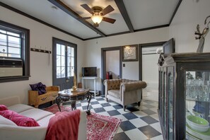 Living Room | Flat-Screen TV | Ceiling Fan