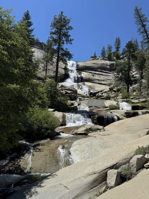 Peppermint Creek Falls, is a stunning natural wonder known for its cascading waters and picturesque surroundings. Accessed via 2 separate private trails - only a 15 min hike to this beautiful oasis!