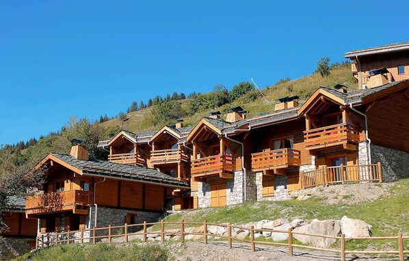 The elevated position of the residence allows for exceptional mountain views
