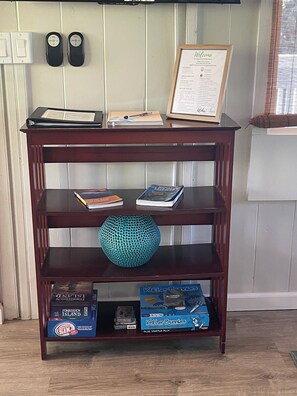 Travel books, games, a house guide, and a guest book with recommendations.