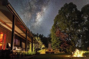 Sit and look at the stars in New Zealand. Private vacation rental