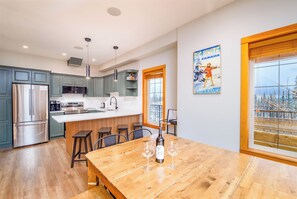 Large, Open Concept Living, Dining and Kitchen Space. Ideal for Large Groups.