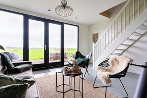 Wake up to endless green views. This peaceful countryside stay offers front-row seats to grazing cows, open skies, and the gentle rhythm of rural life—all from your window. 