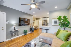 Living Room | Smart TV | Board Games | Books