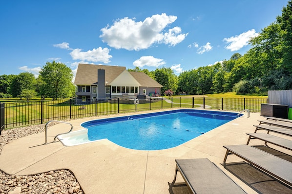 Thornville Vacation Rental | 7BR | 4.5BA | 4 Steps Required | 5,000 Sq Ft
