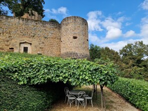 La pergola et son petit salon de jardin