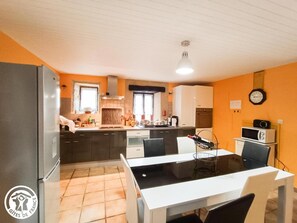 Grande cuisine bien équipée sauf lave vaisselle.