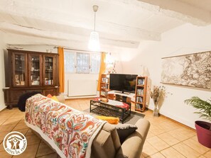 Salon se situant à l'entrée grand écran DVD pour enfants