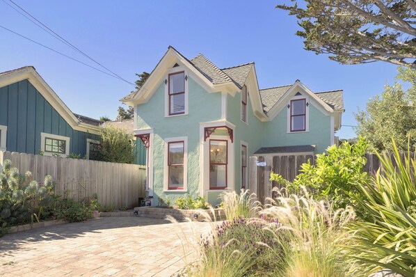 Welcome to "Rad Beach House" - Two blocks to the Beach!
