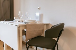 Der Esstisch ist ideal um zusammen ein gutes Essen zu genießen, zügig zu frühstücken oder einfach ein paar Gesellschaftsspiele zu spielen.