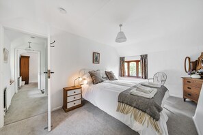 Chapel Cottage, Winterborne Kingston: Spacious bedroom one