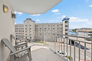 You’re sure to WOW your entire family with this beautiful vacation home!