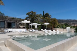 The Wonderfully Dreamy Ininfity Pool And Shallow Sunbathing Ledge Of The Luxury Villa Bellissima By Ourmadeira