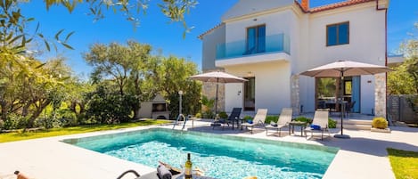 Beautiful vila with private pool and terrace
