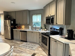 Full eat-in kitchen w/appliances