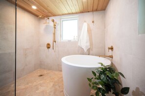 soaking tub