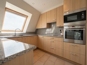 Cabinetry, Countertop, Möbel, Eigentum, Spüle, Gebäude, Zapfhahn, Herd, Küche, Fenster