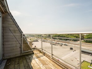Himmel, Wolke, Holz, Strassenbelag, Gebäude, Urban Design, Schatten, Landschaft, Strasse, Brücke