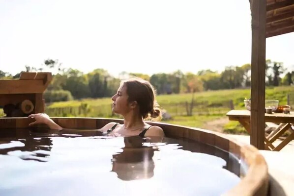 Outdoor spa tub
