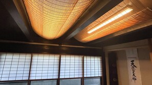・[Japanese-style room] The ceiling and windows are made of Kyoto blinds made from natural reeds.