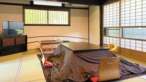 ・[Japanese-style room] A Japanese-style house that feels like a hideaway. You can stretch your legs and relax.