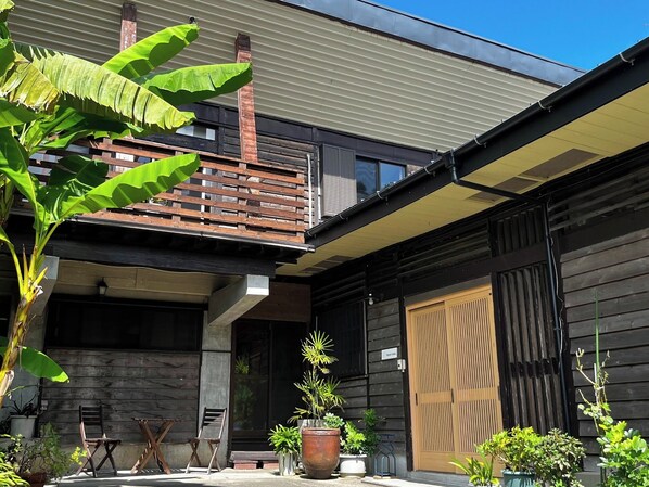 ・[Exterior] In addition to private rooms for small groups, the entire building can also be rented out for groups.