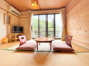 ・[Room 202] The most popular Japanese-style room with a balcony and 6 tatami mats. Can accommodate 1-2 people.