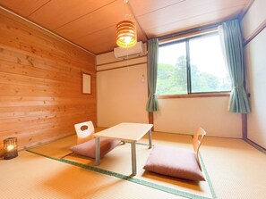 ・[Room / 201] A Japanese-style room of 6 tatami mats + small alcove where you can stretch out and relax, suitable for 1-2 people