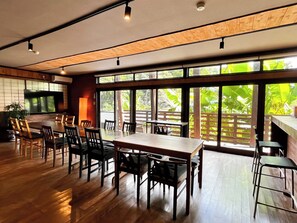 ・[Dining] There is a shared microwave and refrigerator, and you can bring your own food and drinks.