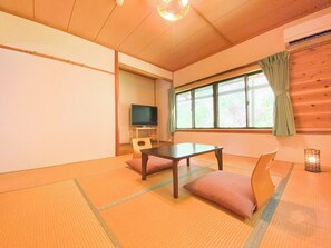 ・[Room / 203] A Japanese-style room with 8 tatami mats and a tokonoma alcove, with many windows and good ventilation, suitable for 1-3 people.