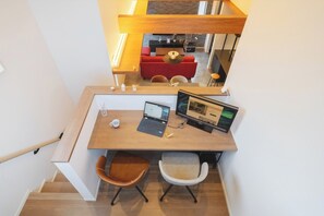 A workspace that is connected three-dimensionally to the living room