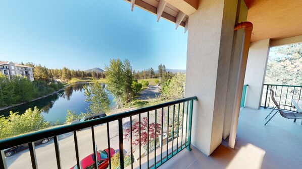 Private Deck Overlooking Els Lake