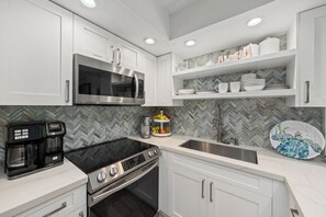 Papakea J106 kitchen 1