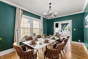 Elevate your vacation dining meals in this space.