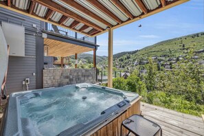 Lower deck: 6-person hot tub