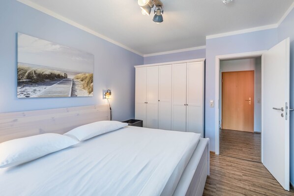 Schlafzimmer mit Kleiderschrank