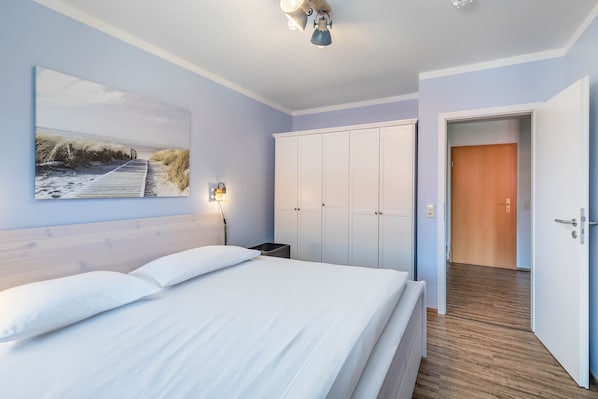Schlafzimmer mit Kleiderschrank