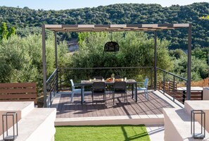 Shaded exterior dining area right next to the BBQ facilities for al fresco meals.