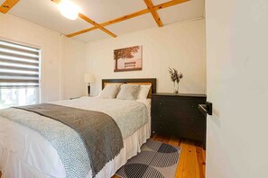 Bedroom 1, Queen Bed