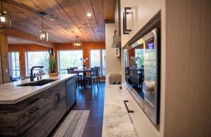 Kitchen & Dining