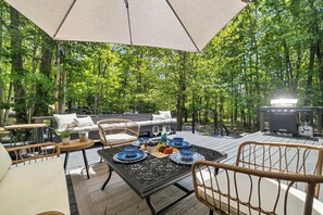 Enjoy meals with family under the sun at Poconos escape!